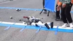 Первая смерть на полумарафоне среди роботов в Китае: железяка не заметила преграду и разлетелась…