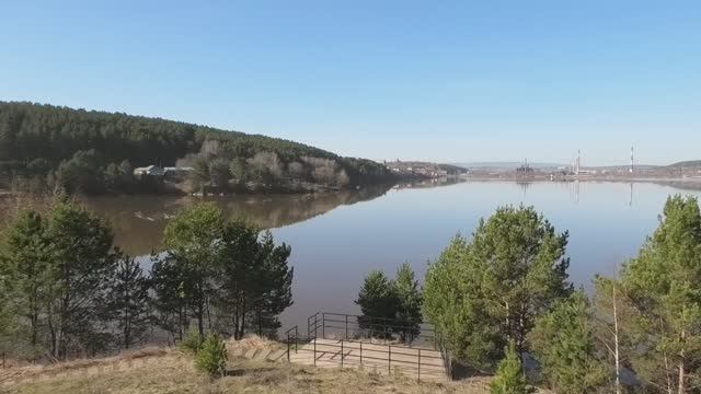 Река Белая. Лебеди на Белорецком пруду. Башкортостан.Южный Урал.