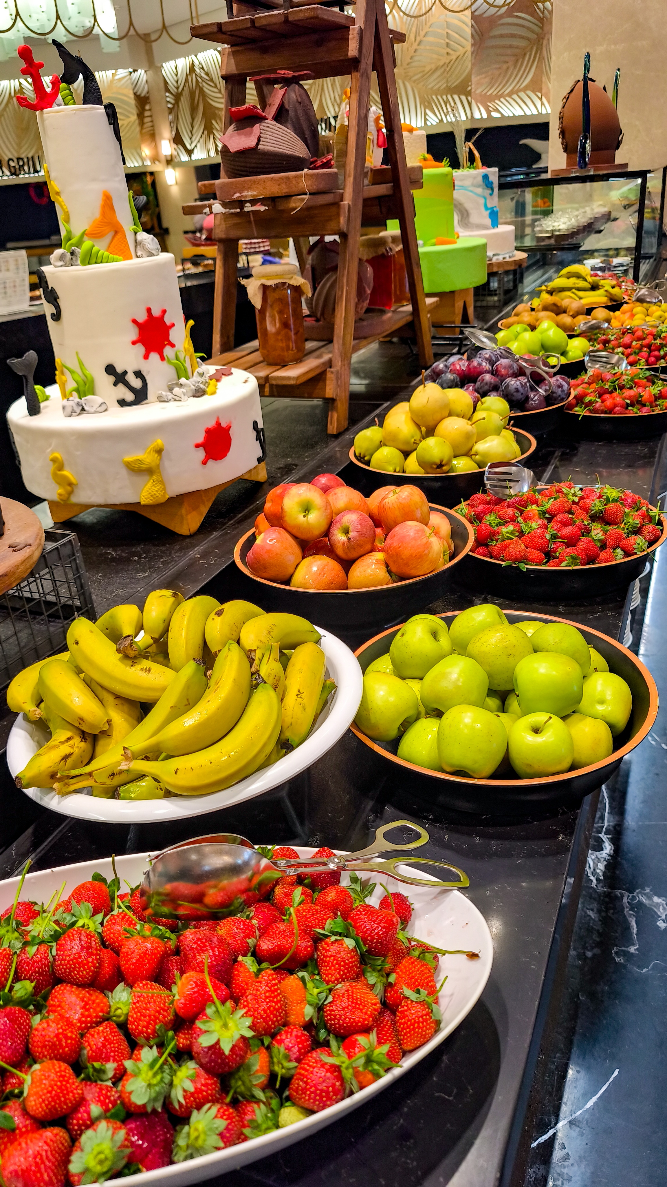 Фрукты и ягоды на обед в Kirman Calyptus.mp4