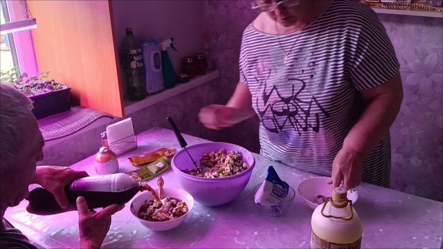 18.04.26. Продолжение. Готовлю окрошку, муж как будто за дверью стоял.