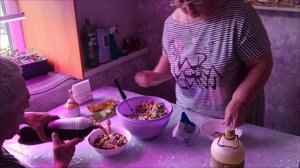 18.04.26. Продолжение. Готовлю окрошку, муж как будто за дверью стоял.