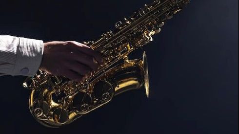 Мелодию сыграл саксофонист о  Валери, услышав, каждый скажет это Радость, еще любовь, конечно