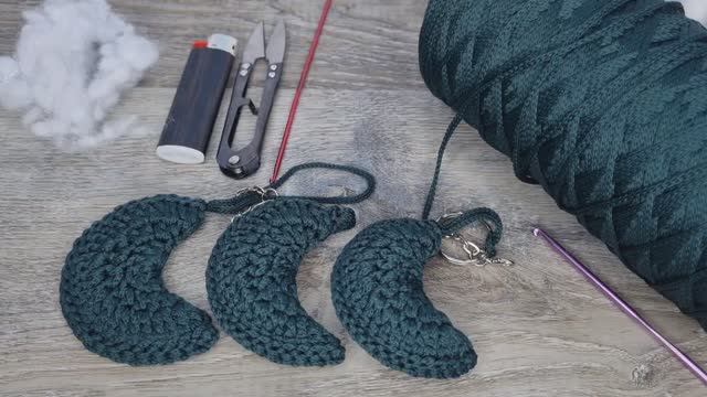 Брелок-подвеска Полумесяц или Луна крючком - легко и быстро