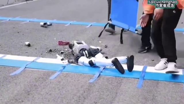 Во время подготовки к Пекинскому полумарафону гуманоидных роботов-робот самоликвидировался