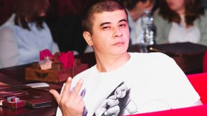 Дрожит рука сжимая автомат