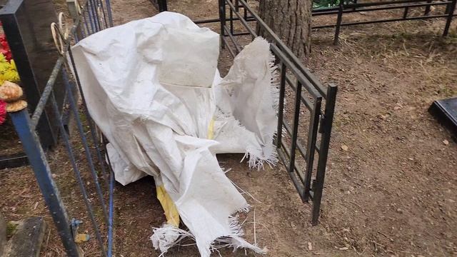 Кладбище. Мусор