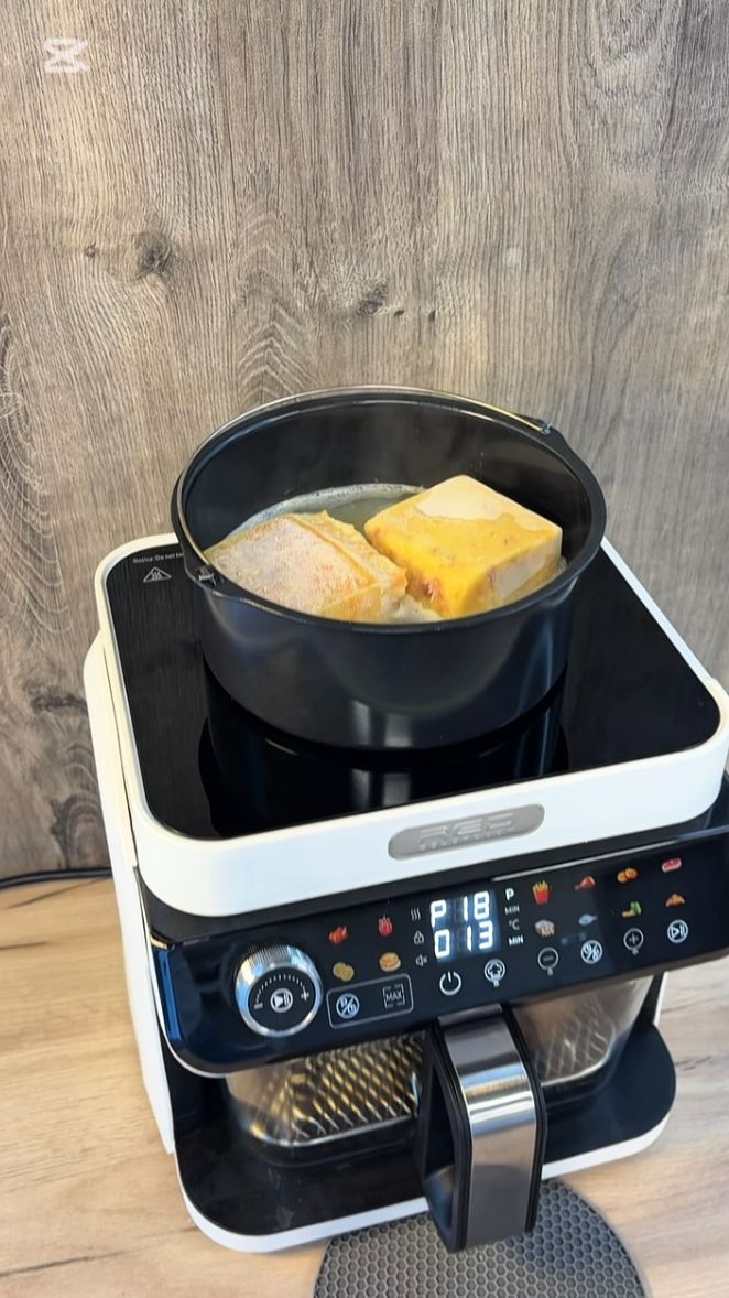 Кулич и суп на кухонной станции RED COLORCOOK MC550W