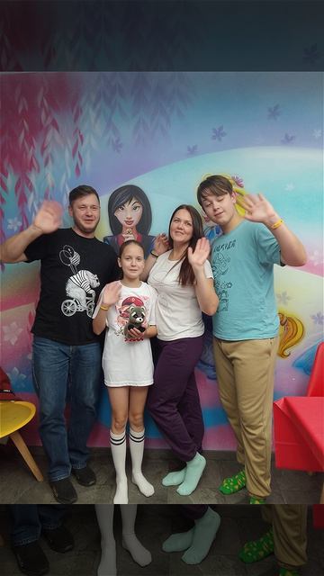 Семья Антона приветствует говорит  сюрприз