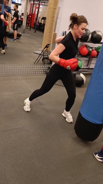 а девочки припевочки....)) 
#тренажерпанчера #поставитьудар #бокс #ПавелЧарный #баллистическийудар