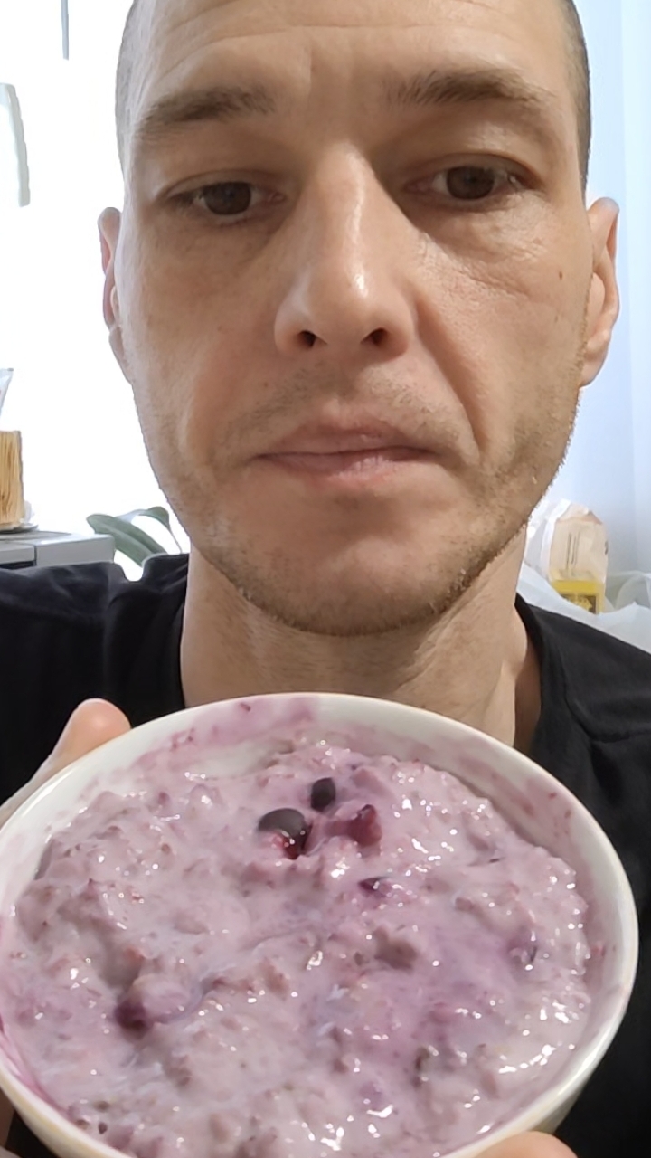 Десерт: холодная геркулесовая каша с чёрной смородиной.