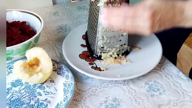 Полезный,витаминный салат из трех ингредиентов: рецепт,который дала мама