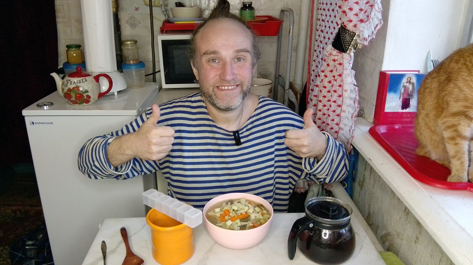 Обед с Рыжулей. Очень вкусный супец с макаронами. Мукбанг. Обжор. Еда на камеру. Диета. Шизофрения.