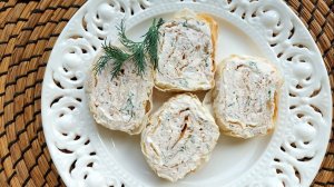 Закусочный рулет с пикантной творожно – сырной начинкой, зеленью и грецкими орехами. Восторг вкуса.