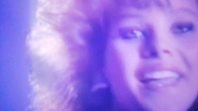 Женщина поёт.