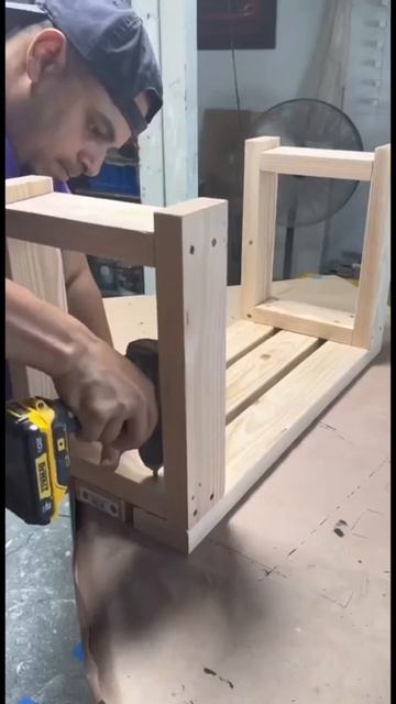 Идея для банкетки в прихожей.

Умный строитель