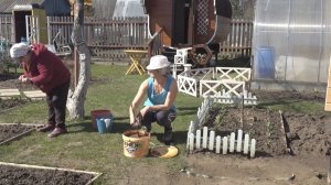 16 соток 15 апреля 2026 года. 1 часть. Формирую гортензии. Покраска нового домика. Начало.