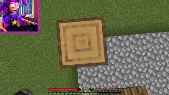 Лили играет в Minecraft