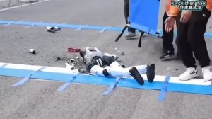 В Китае робот развалился на части,пытаясь пробежать марафон.