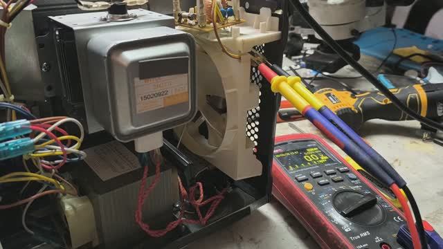 Микроволновка сама выключается через пару минут. Ремонт вентилятора.