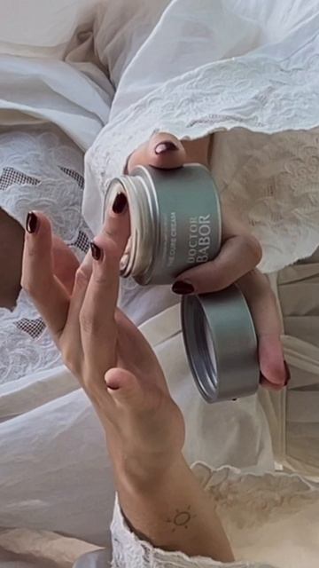 Жара, солнце, отпуск — всё это прекрасно, но для кожи это всё-таки нагрузка.