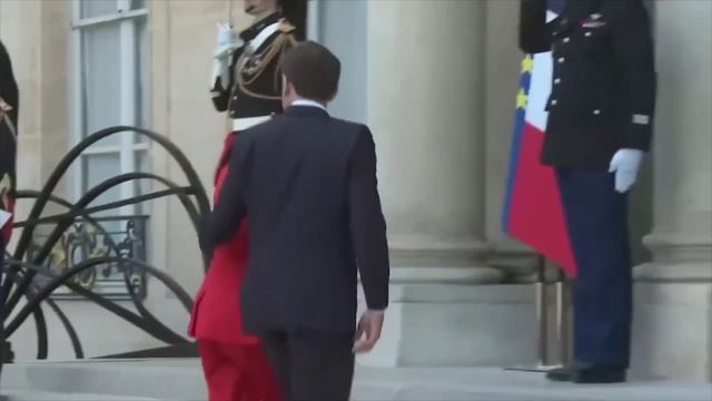 Макрон-влип по самое нехочу