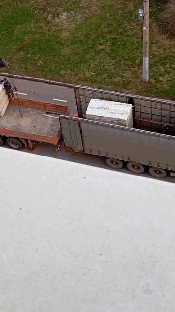 17.04.26. .... наблюдаю сверху из окна выгрузку стройматериала из машины при помощи автокрана
