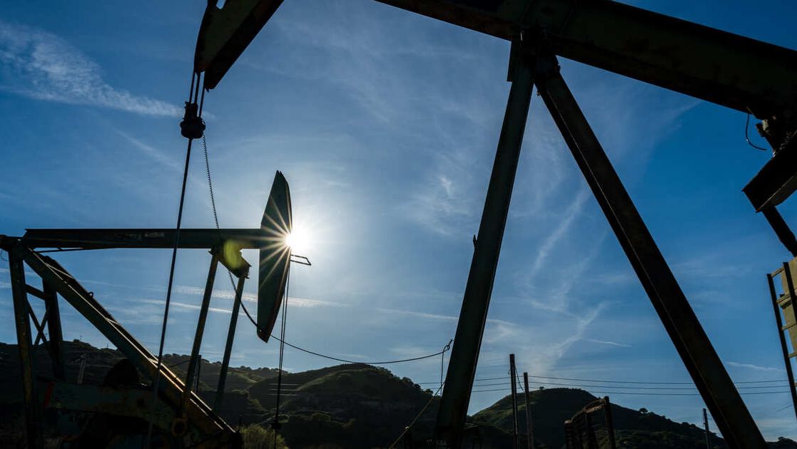 КСИР: Иран может полностью прервать добычу нефти на год