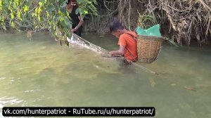 Рыбалка в горах: два мальчика-горца забрасывают сети и ловят рыбу для продажи в деревне 🐟🏔️