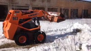 Мини-погрузчик Locust 903 убирает снег