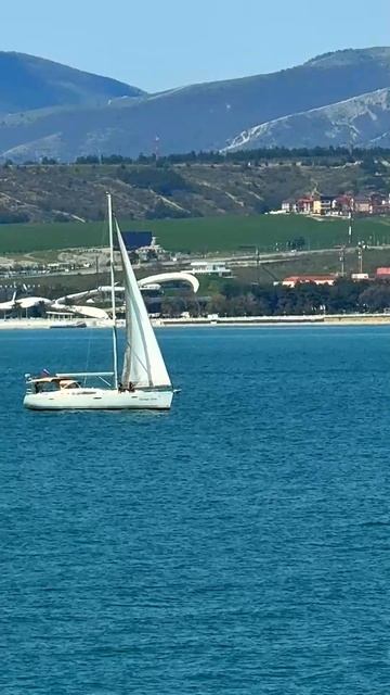 Набережная в Геленджике. Фрегат Новороссийск