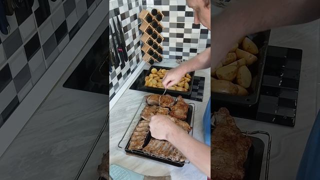 свиные ребрышки с молодой картошечкой