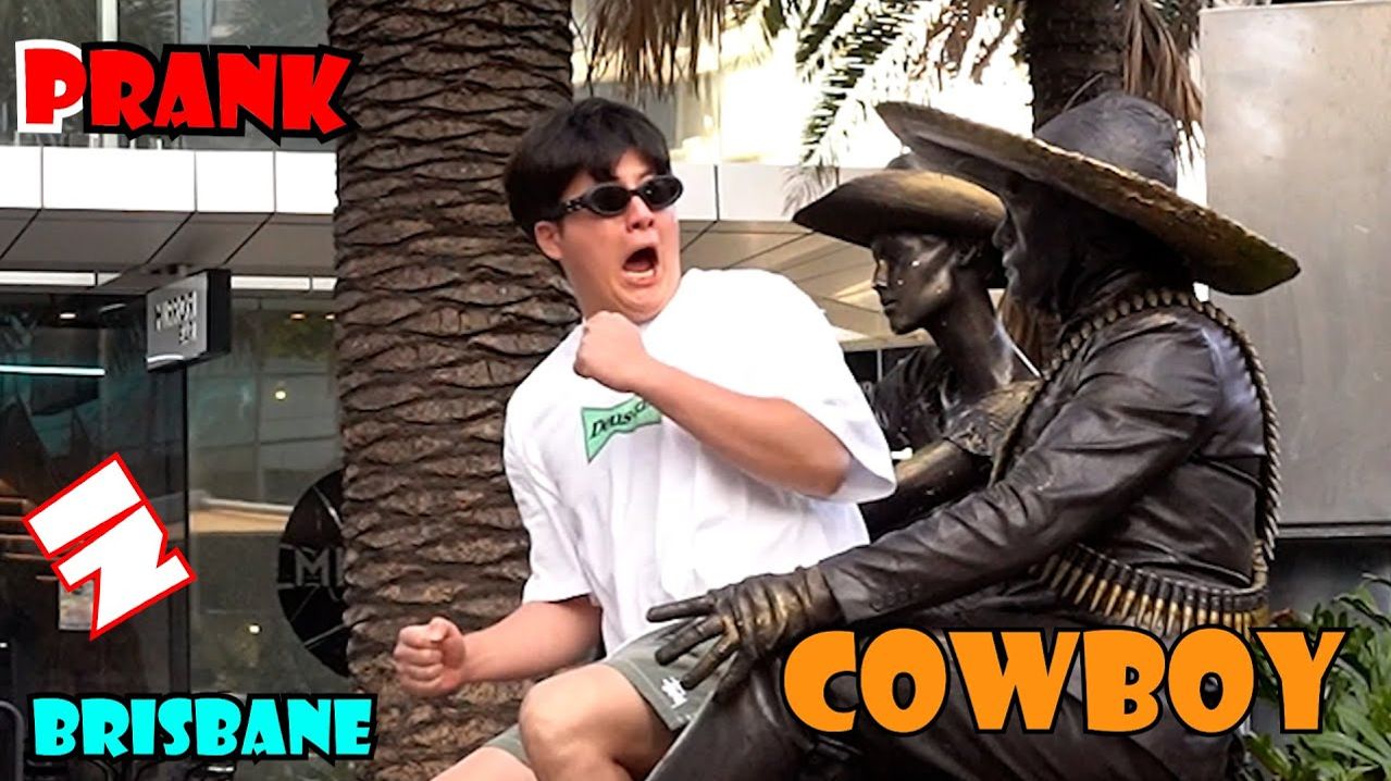 Памятники - тоже люди! И тоже любят приколы