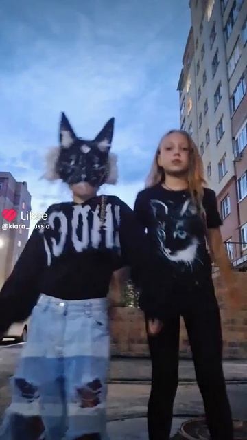 Миа здесь я в маске кошки. Что скажешь?