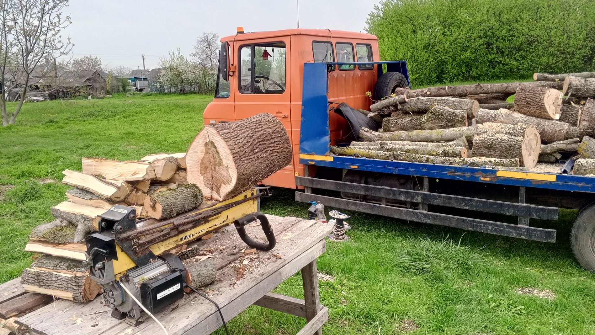 Китайский гидравлический дровокол снова в работе