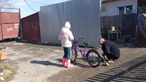 Купили и посадили саженцы смородины и яблоньку.Дети обкатывают новый велик.