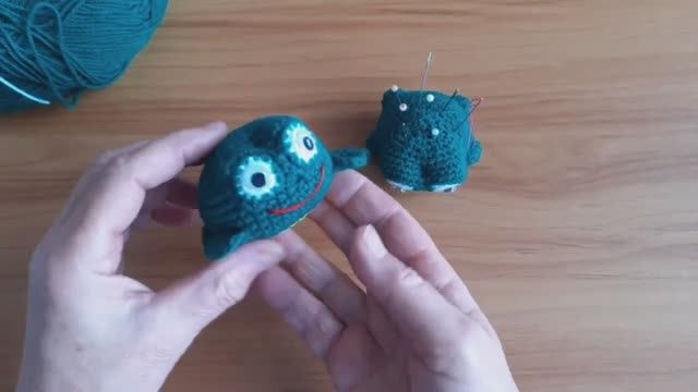 Лягушка игольница крючком.