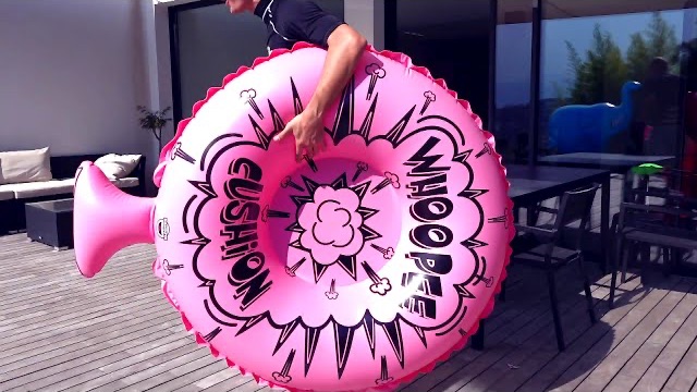 Катя и Макс весело играют в активные игры