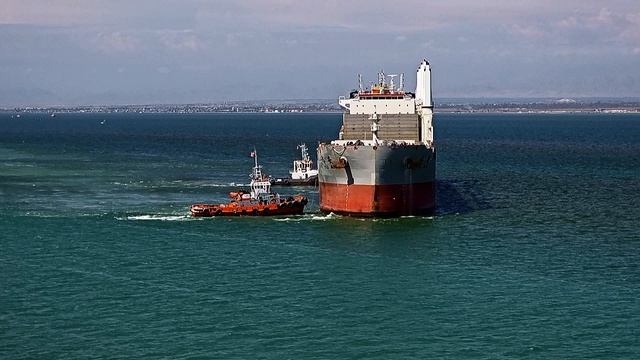 с помощью буксиров