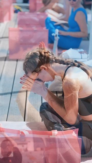 Йога-тренировка от бренда Monochrome