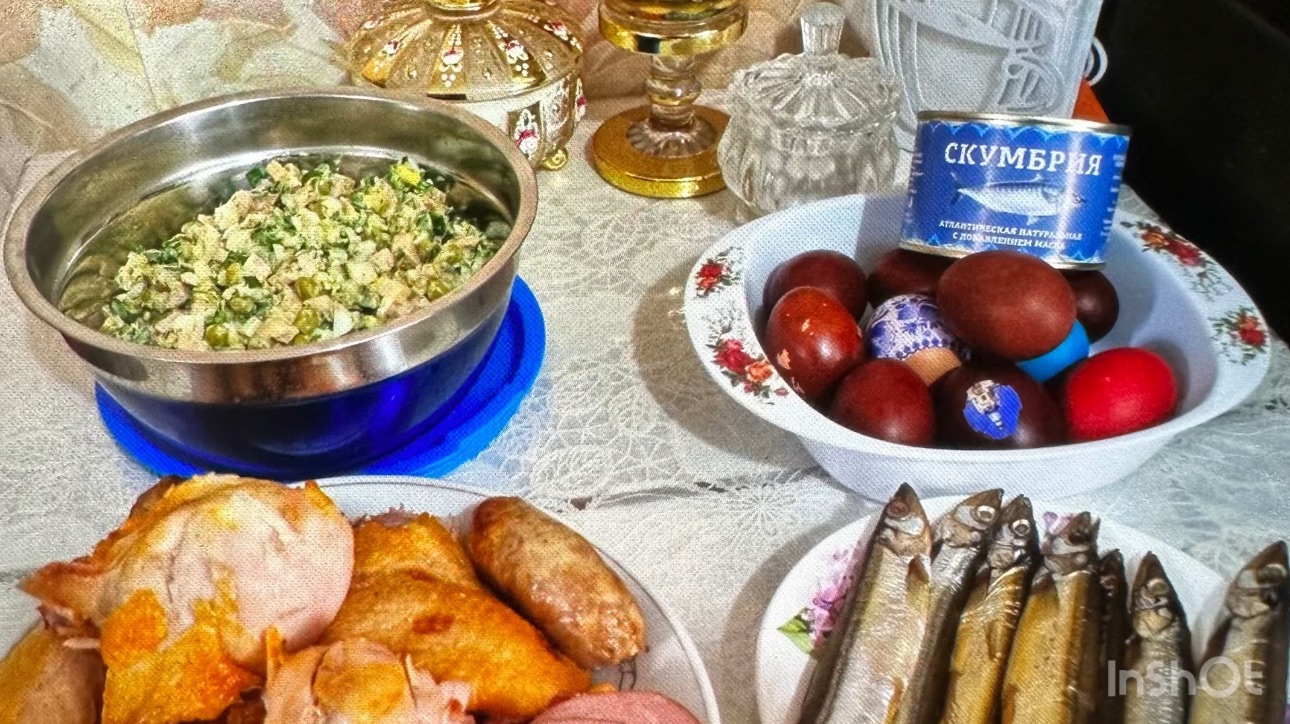 Готовлю вкусный Оливье, отварной картофель.Молочная лапша, нарезка и мойва копчёная!