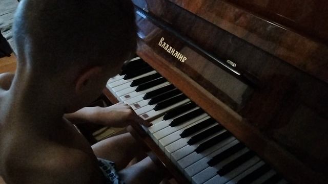 Максим подобрал на слух мелодию из сериала