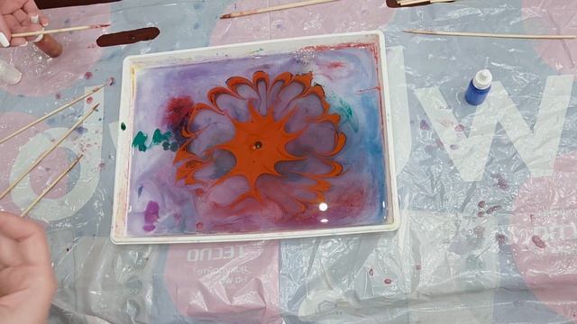 Волшебная техника -эбру. Студентки творят 2026