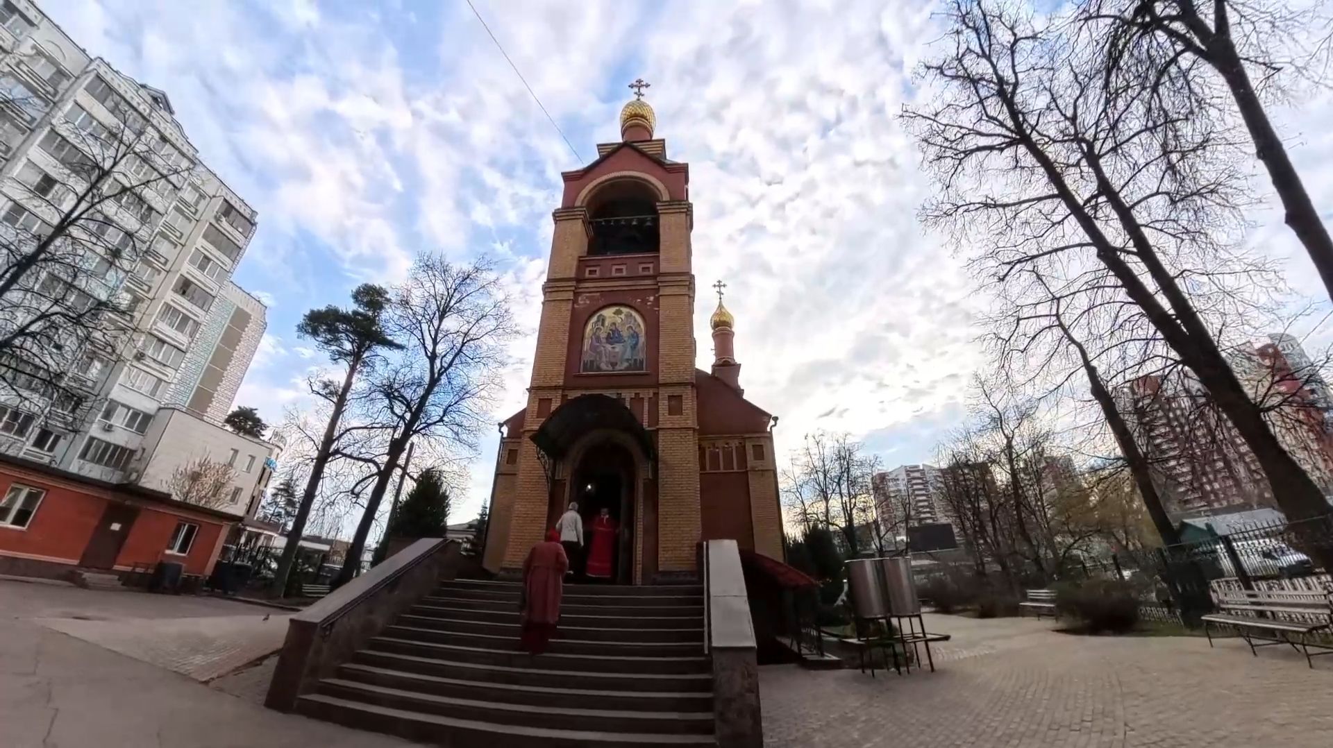 Божественную литургию в Троицком храме возглавил Епископ Сергиево-Посадский и Дмитровский Кирилл