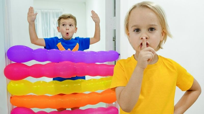 Крис и друзья играют с воздушными шарами