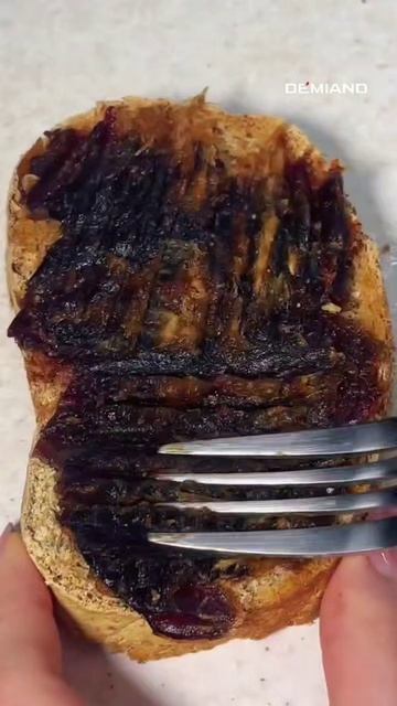 Хрустящий тост с арахисовой пастой, финиками и бананом 🥜🍌