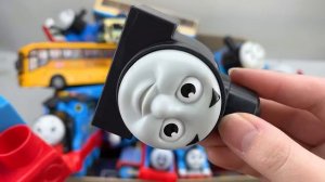 トーマスバスのミニカーが走るサイレン風坂道緊急走行テスト