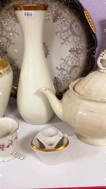 Полка с фарфором цвета айвори