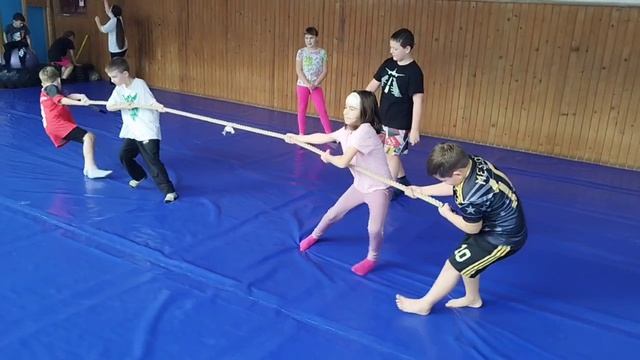 Общеразвивающие упражнения для детей. Развитие силовой выносливости.Перетягивание каната.