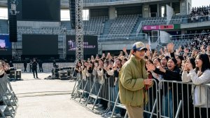 🔴В эфире- Тэхён подошёл слишком близко к Арми... Толпа пришла в восторг!