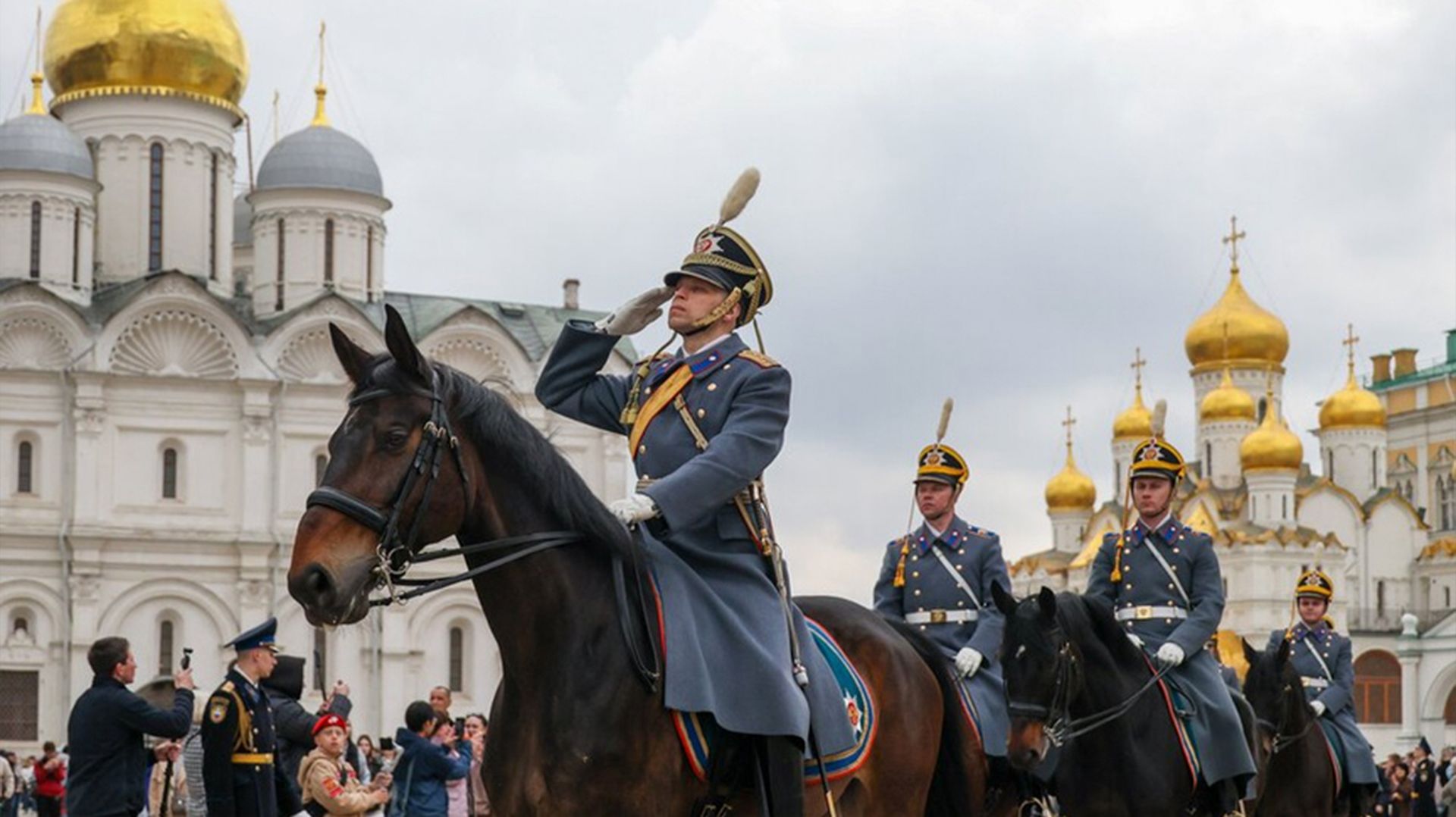 Военные Президентского полка провели церемонию развода караулов на Соборной площади Кремля